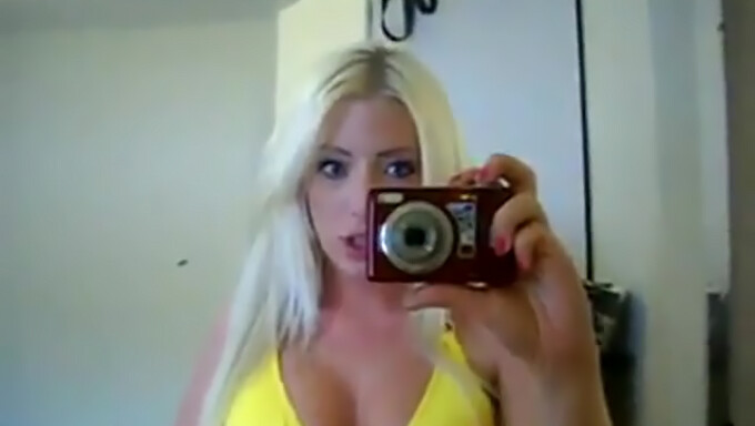 Blonde Bombe Tindra Angel Viser Seg Frem I En Ny Bikini