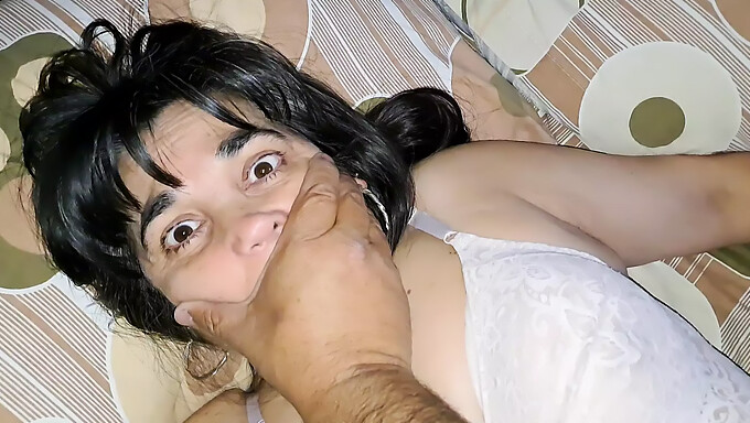 Olgun Milf Şişe Tarafından Becerilmekten Keyif Alıyor