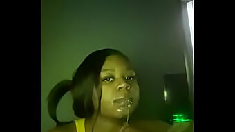 Ebony-Sklavin Auf Den Knien Und Bittet Um Einen Cumshot