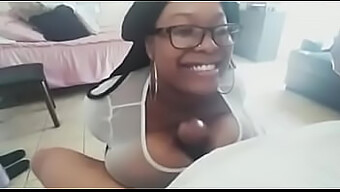 Femme Aux Gros Seins Donne Une Branlette Espagnole Et Fait Jouir Son Homme En Quelques Secondes